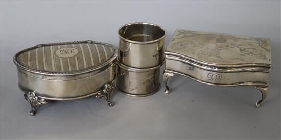 Two Edwardian silver trinket boxes and two silver napkin rings.